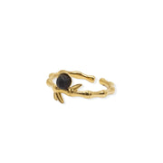 Anillo de acero con baño de oro, ramas y bola de lava volcánica