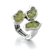 Anillo elástico de tres hojas con olivina