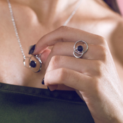 Anillo de plata con doble círculo II y lava volcánica, otra vista