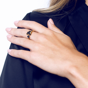 Anillo de acero con baño de oro y lava volcánica, otra vista