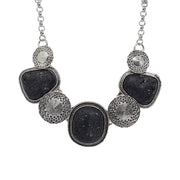 Collar de medallas con lava volcánica