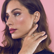 Pendientes de plata con olivina engarzada en forma de X, otra vista