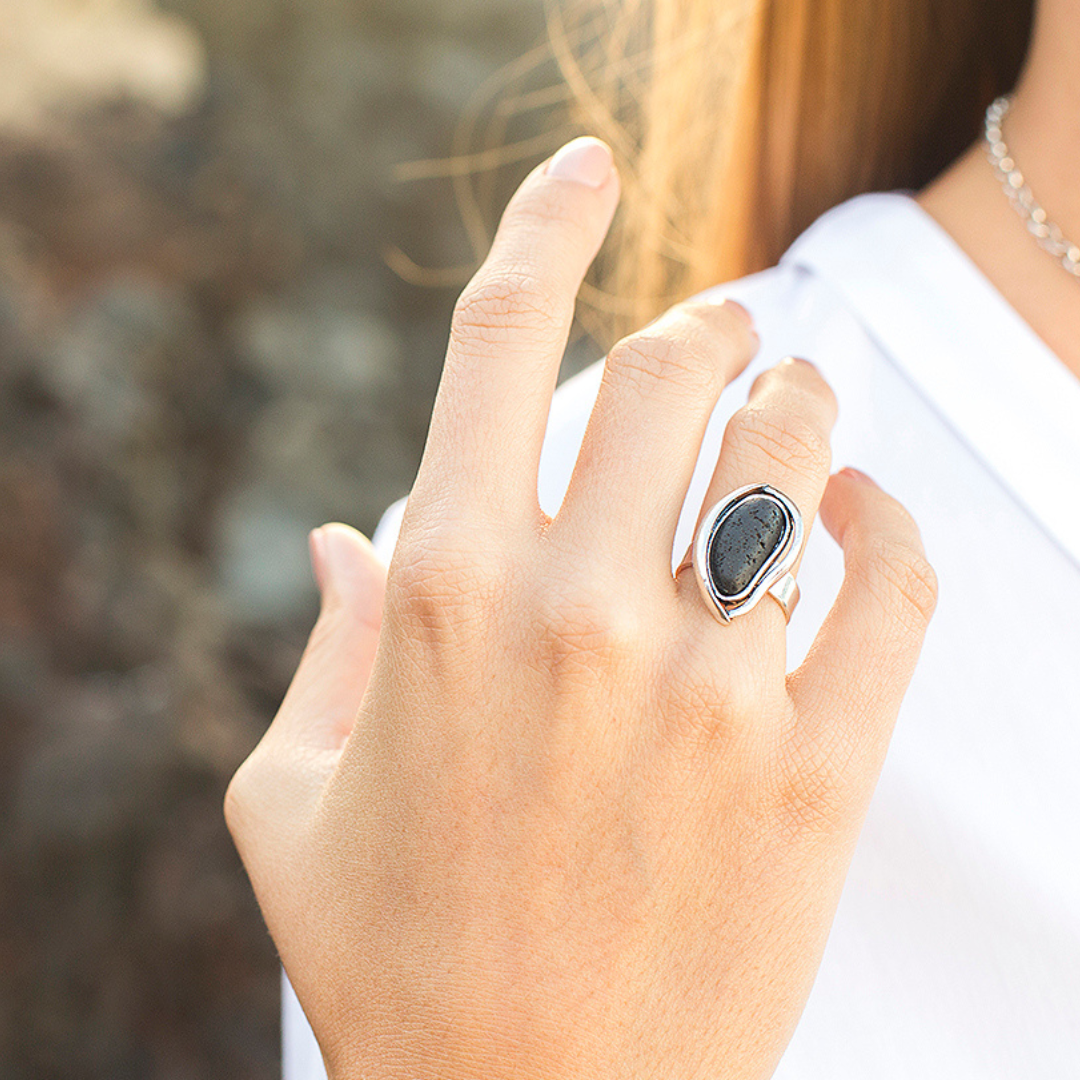 Anillo adaptable Tajinaste con lava volcánica, detalle