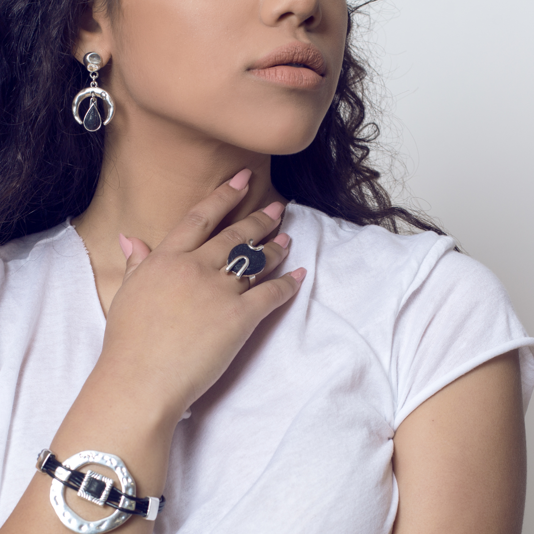Anillo adaptable con lava volcánica, otra vista