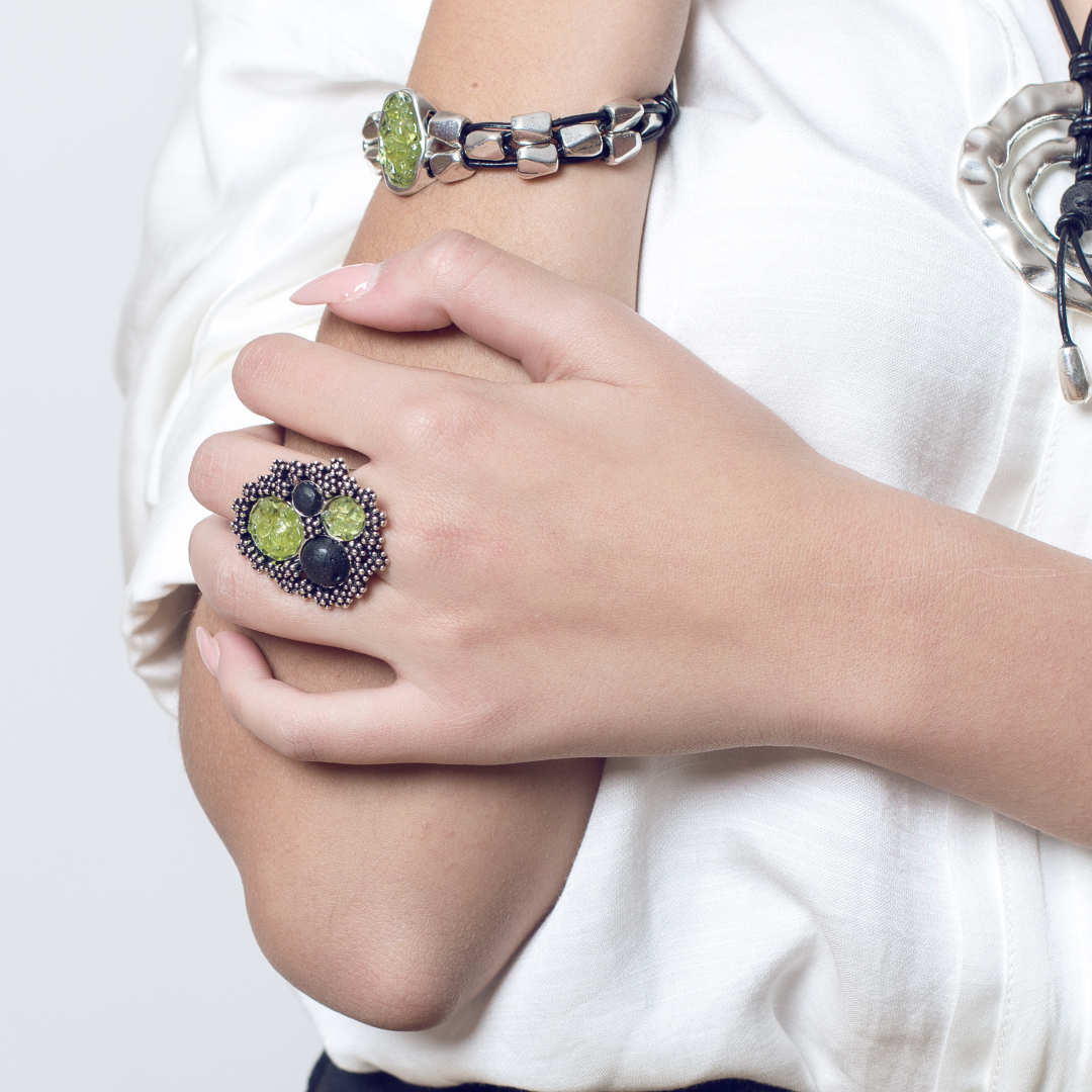 Anillo adaptable con cuatro bolas de lava volcánica