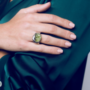 Anillo elástico con chips de olivina, otra vista