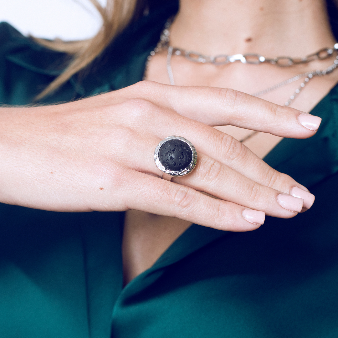 Anillo adaptable con lava volcánica, otra vista