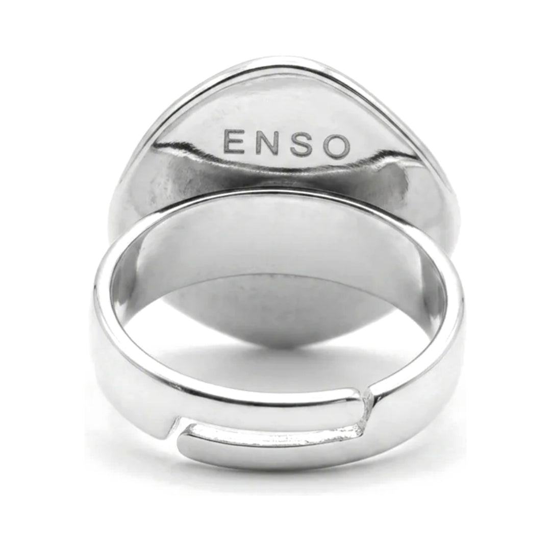 Anillo adaptable con baño de plata y lava volcánica negra plana, detalle