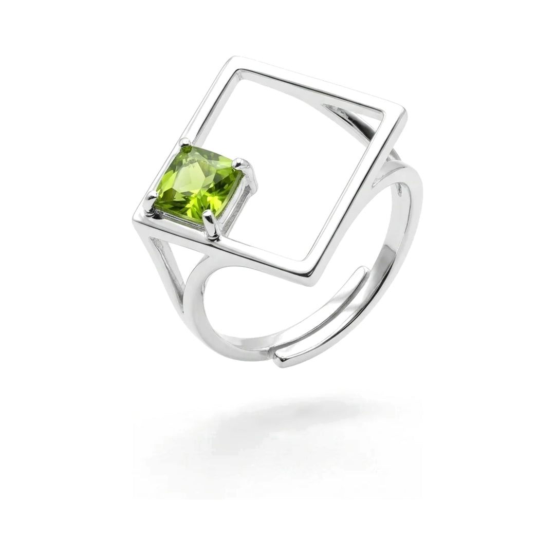 Anillo de plata con olivina en forma de rombo