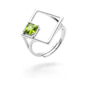 Anillo de plata con olivina en forma de rombo