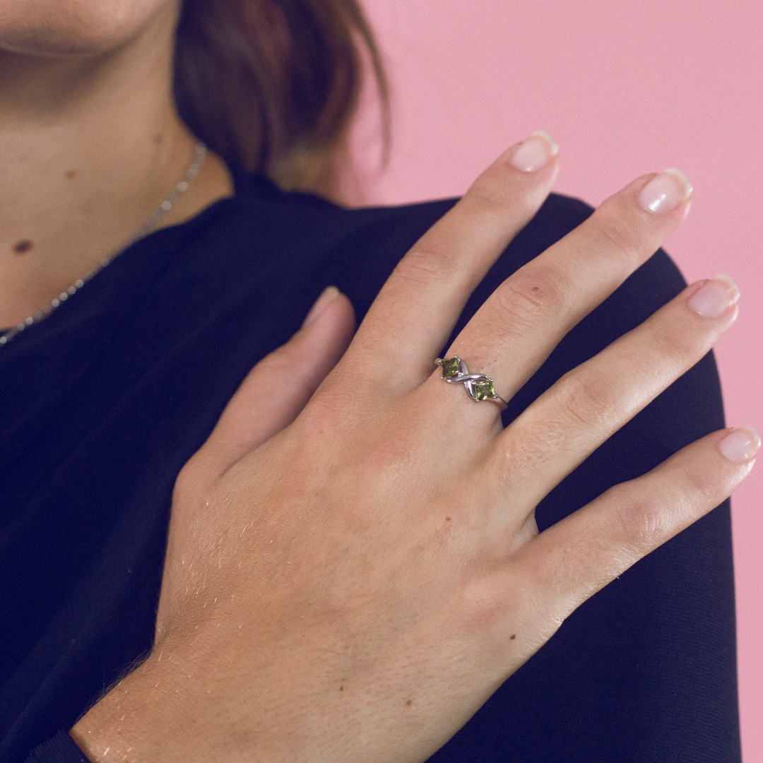 Anillo de plata con olivina en forma de X, otra vista