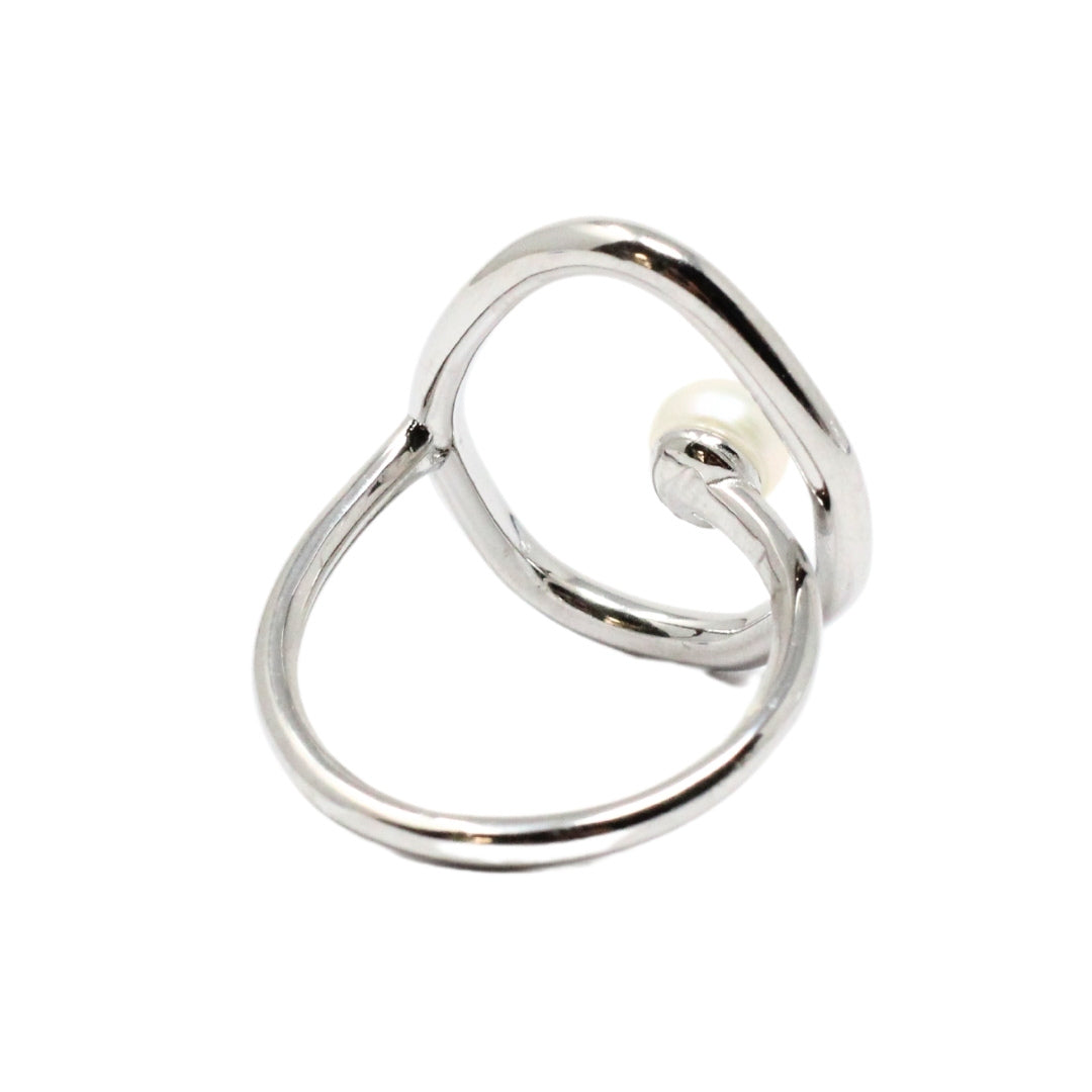 Anillo de plata con perla, detalle