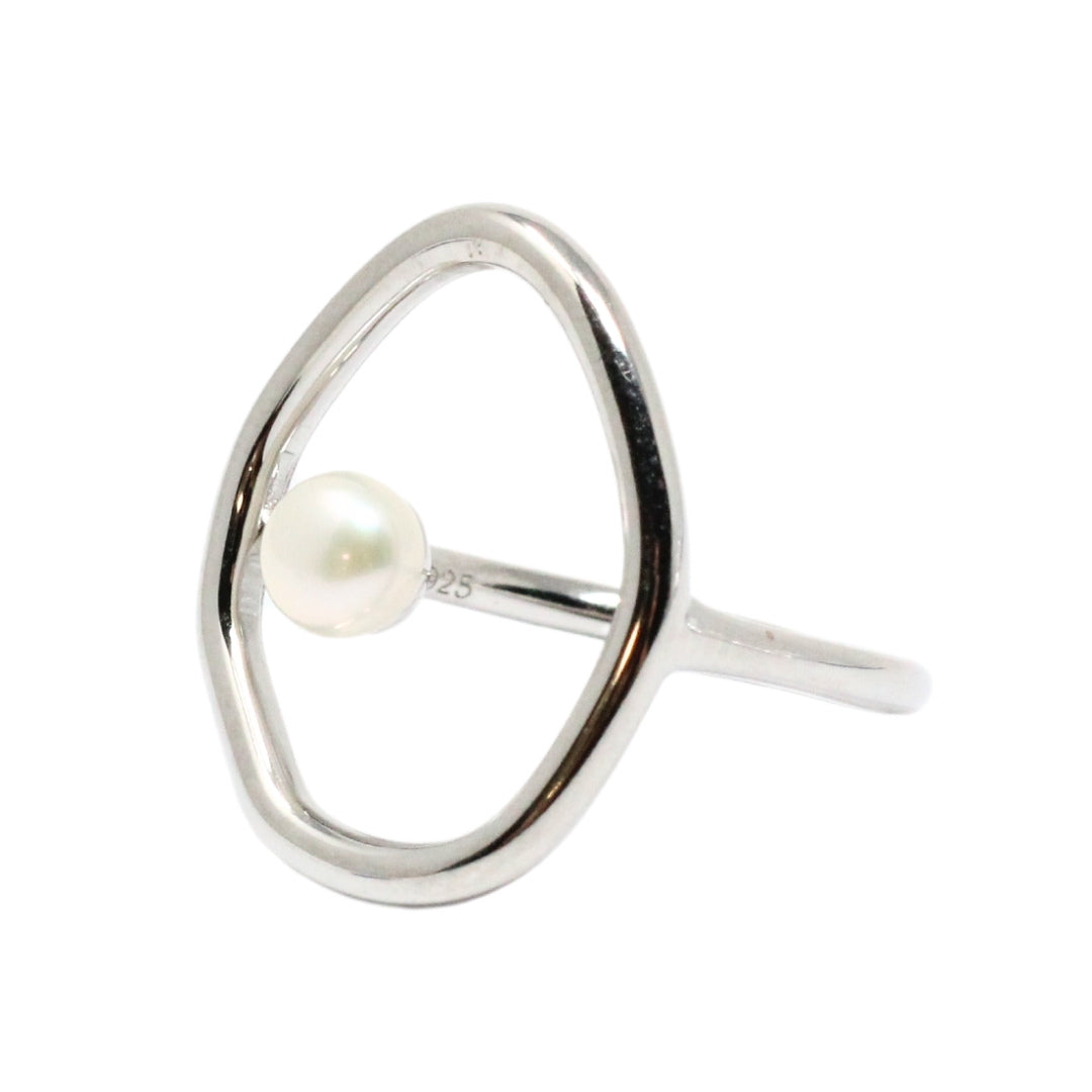 Anillo de plata con perla, detalle