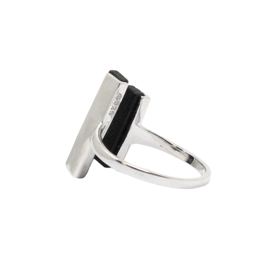 Anillo de plata con madera de palmera, detalle
