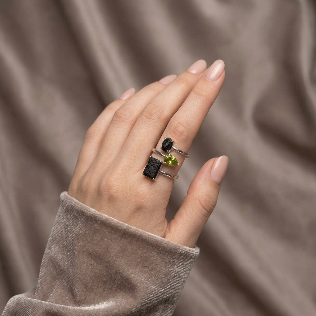 Anello Tectónica argento con lava e peridoto