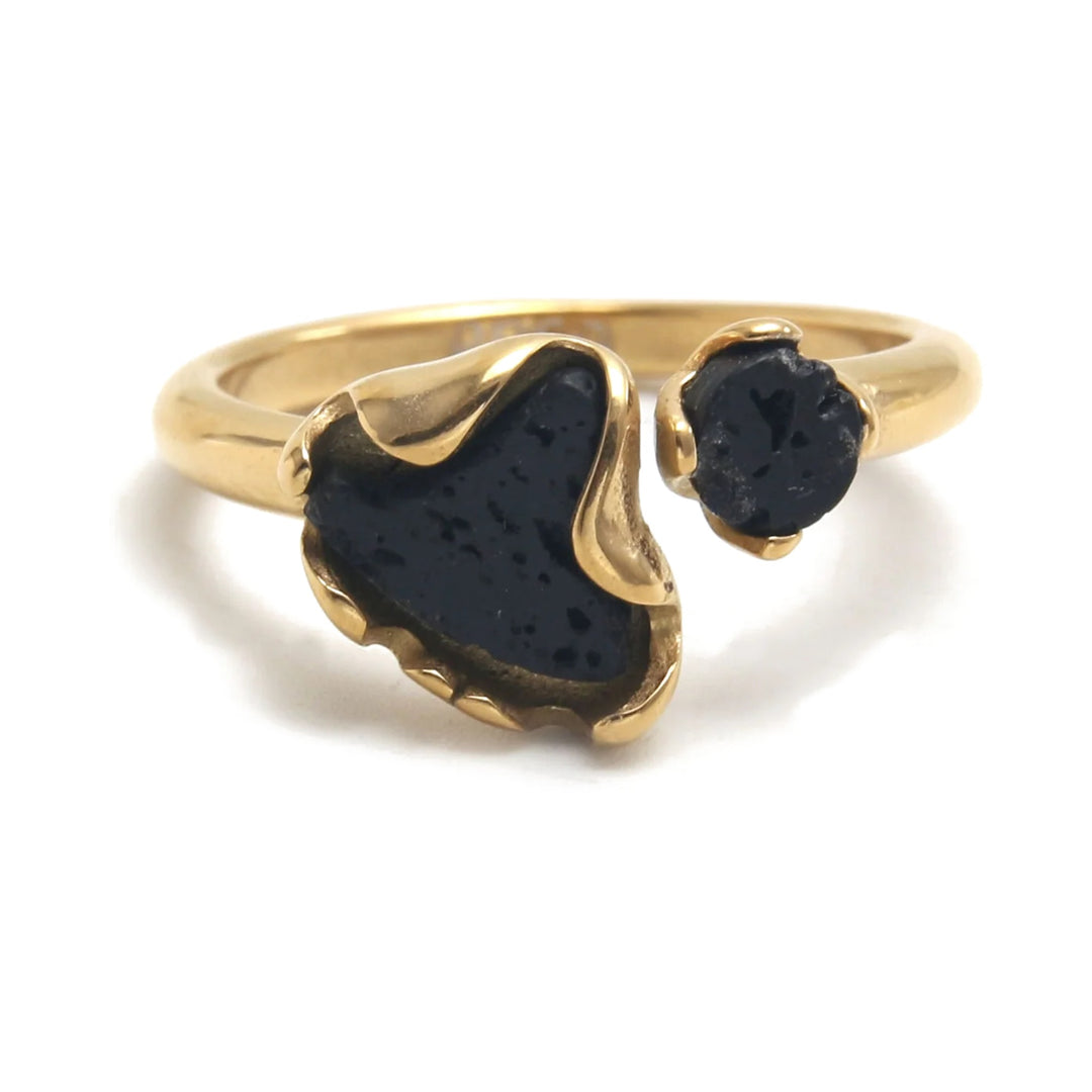 Anillo de acero con baño de oro y lava volcánica