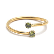 Anillo de acero con baño de oro y olivina