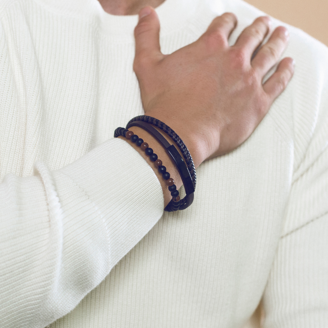 Pulsera triple de cuero y lava para hombre, otra vista
