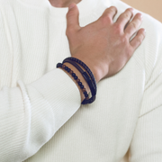 Pulsera triple de cuero y lava para hombre, otra vista