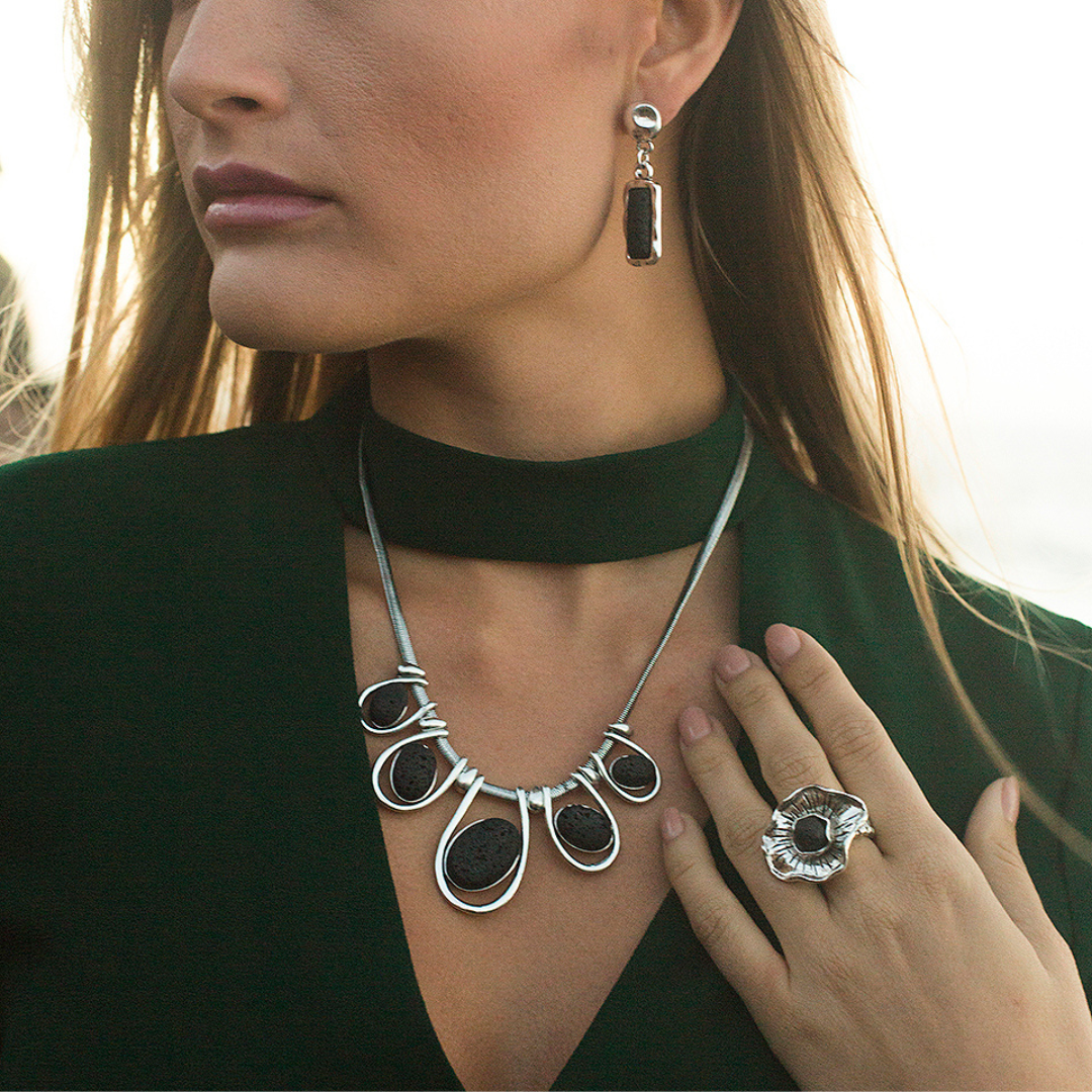 Collar plateado con cristal y lava volcánica, otra vista
