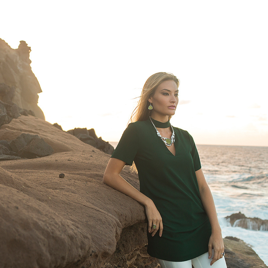 Collar plateado con olivina, otra vista