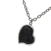 Colgante de corazón con lava volcánica, detalle