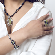 Collar de cuero con olivina, otra vista