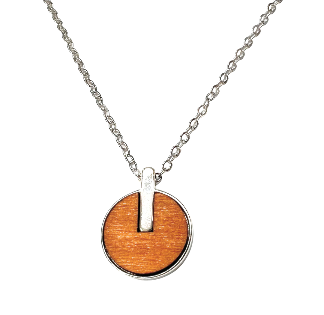 Colgante de plata con círculo de madera de palmera