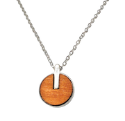 Colgante de plata con círculo de madera de palmera