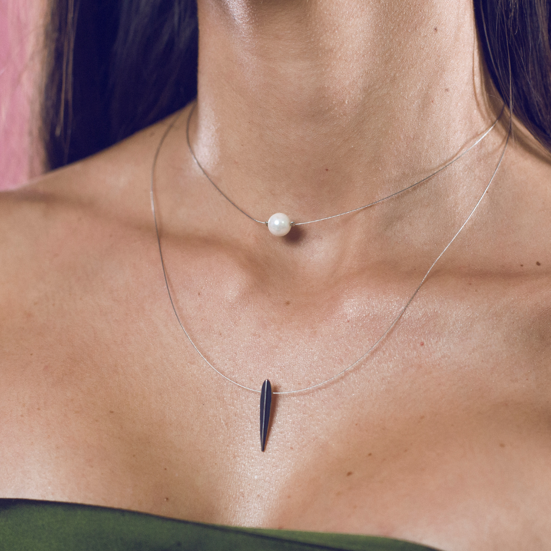 Colgante de plata con perla y pluma en doble hilo