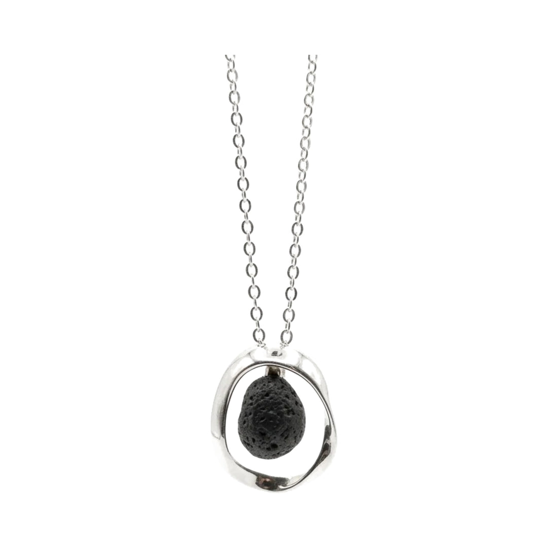 Colgante oval de plata con lava volcánica