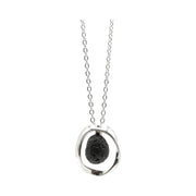 Colgante oval de plata con lava volcánica