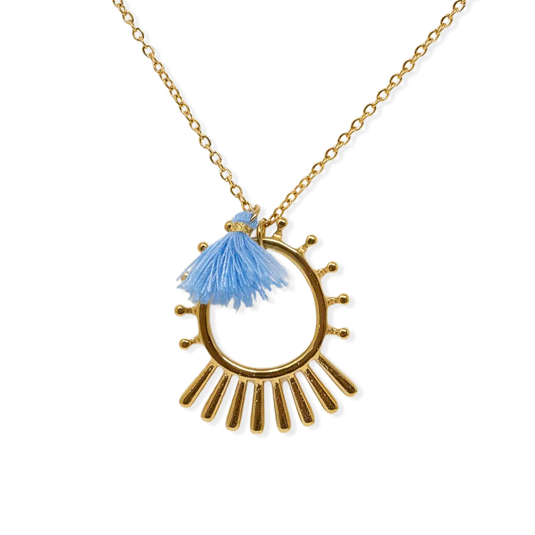 Colgante de acero bañado en oro con sol, lava y abanico azul, detalle
