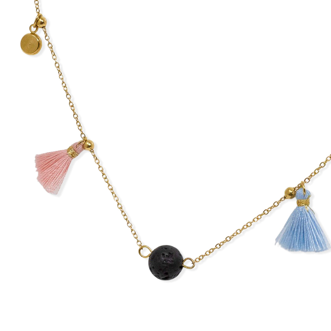 Colgante de acero bañado en oro con abanicos azul y rosa, detalle