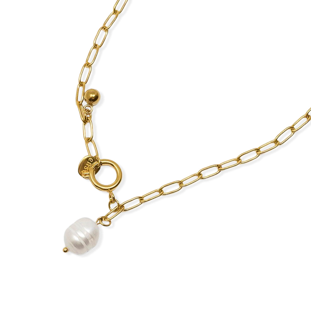 Colgante de acero bañado en oro con perla blanca, detalle