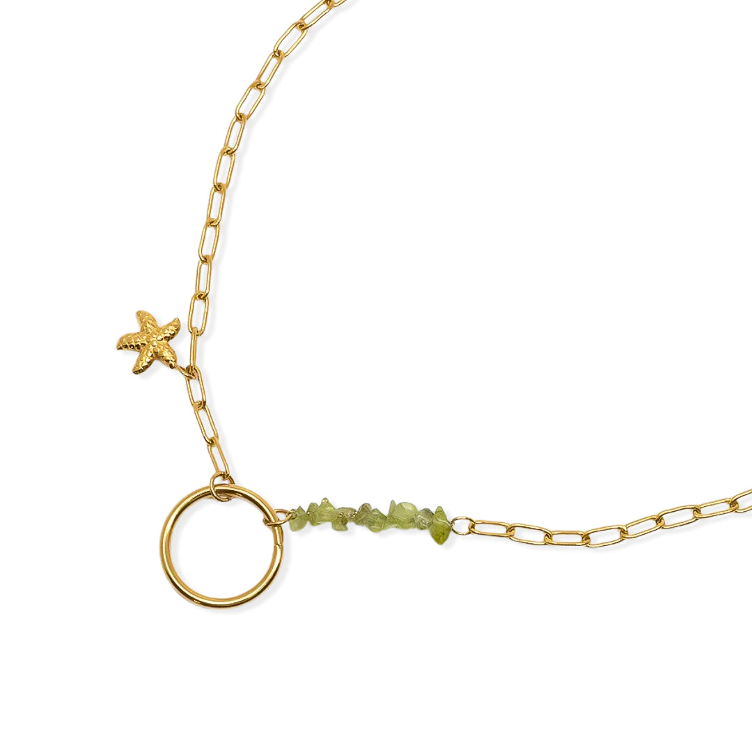 Colgante de acero bañado en oro con círculo de olivinas y estrella de mar, otra vista