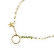 Colgante de acero bañado en oro con círculo de olivinas y estrella de mar, otra vista