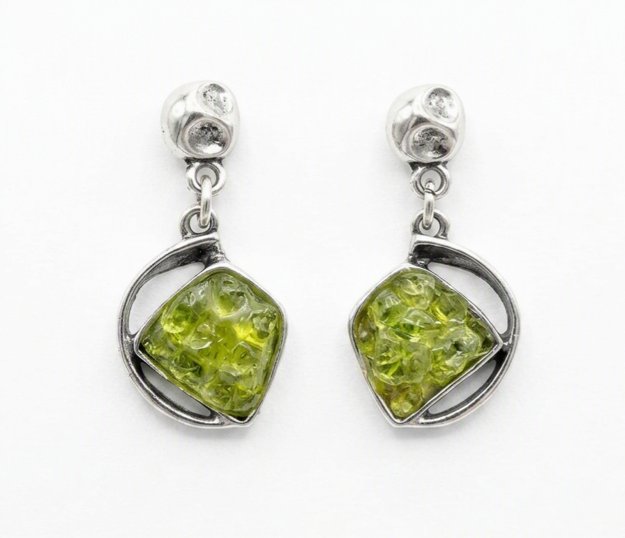 Teno tip peridot earring