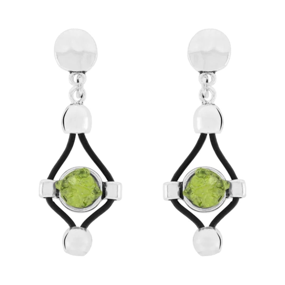 Pendientes de olivina con cuero