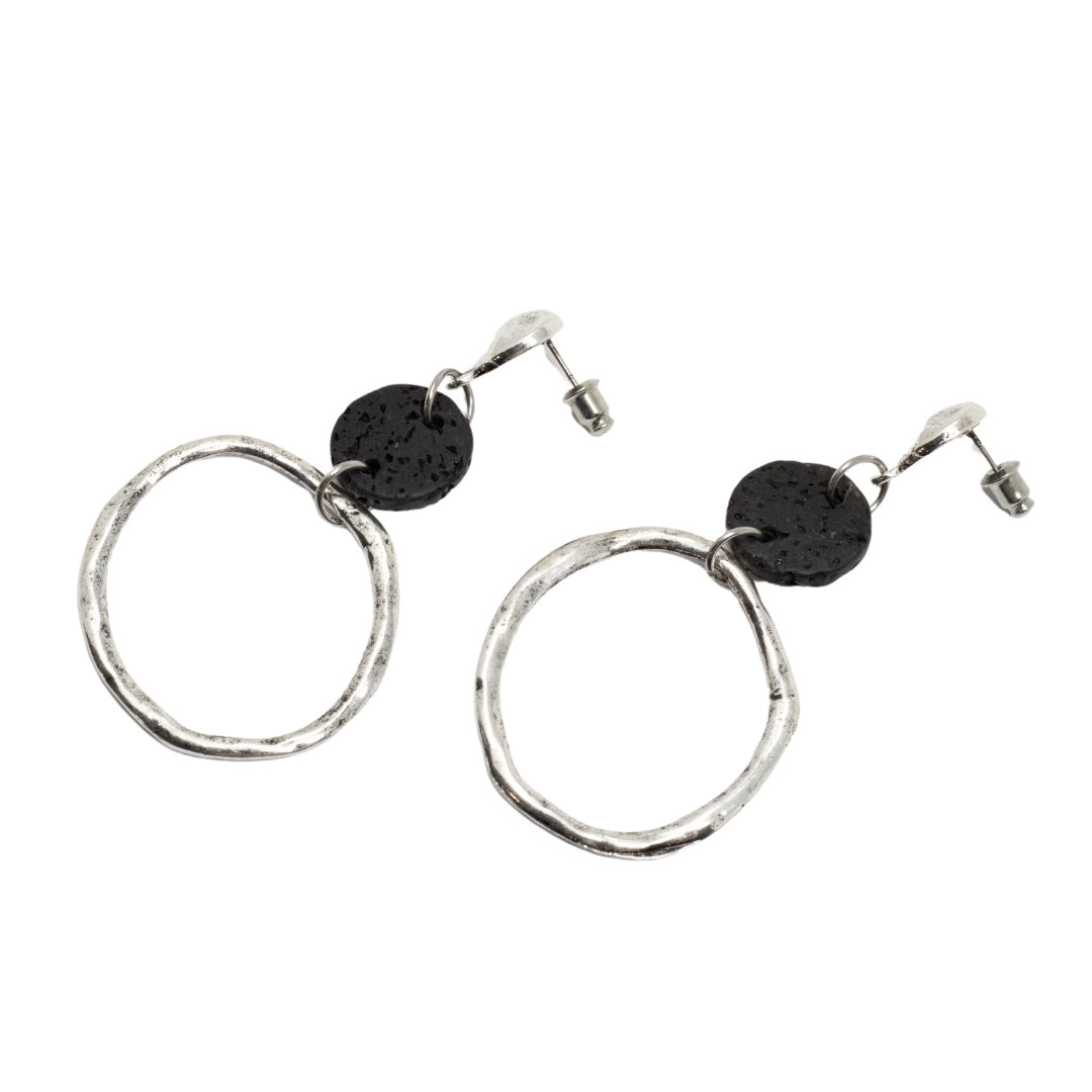 Pendientes de lava volcánica con aro, detalle