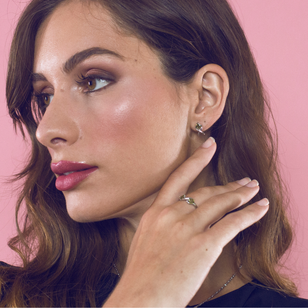 Pendientes de plata con olivina engarzada en forma de X, otra vista