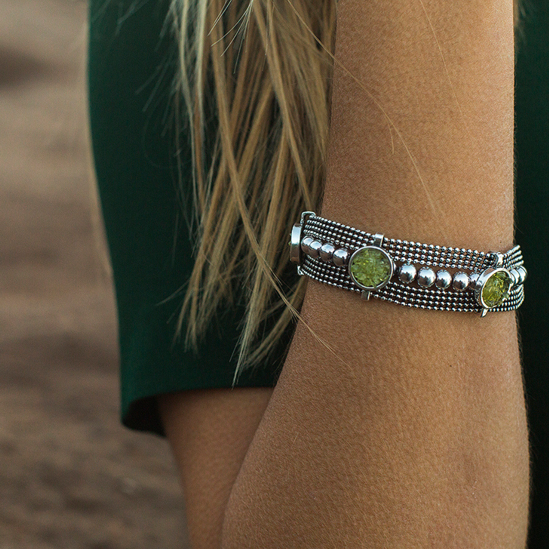 Pulsera de metal y chips de olivina, otra vista