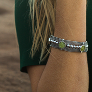 Pulsera de metal y chips de olivina, otra vista
