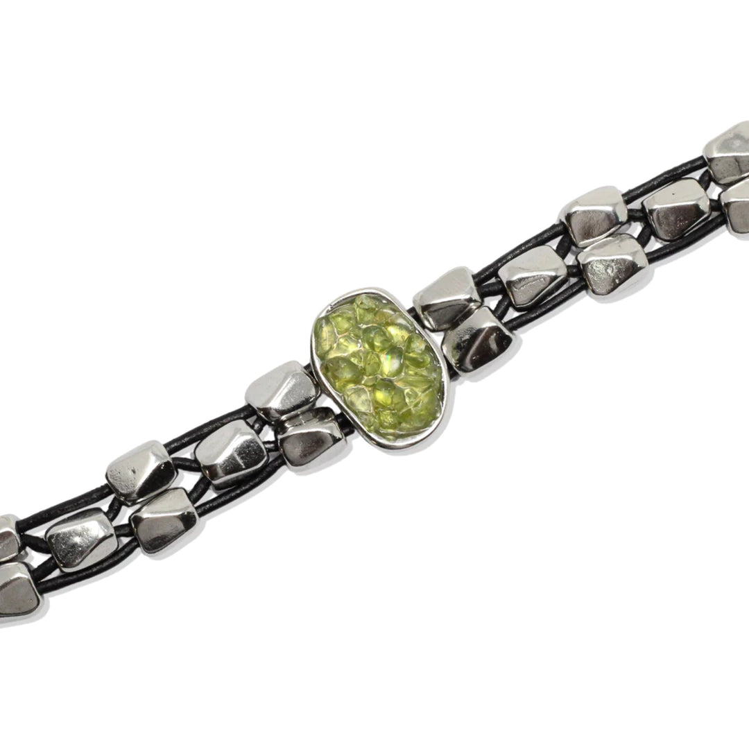 Pulsera de zamak y olivina, detalle