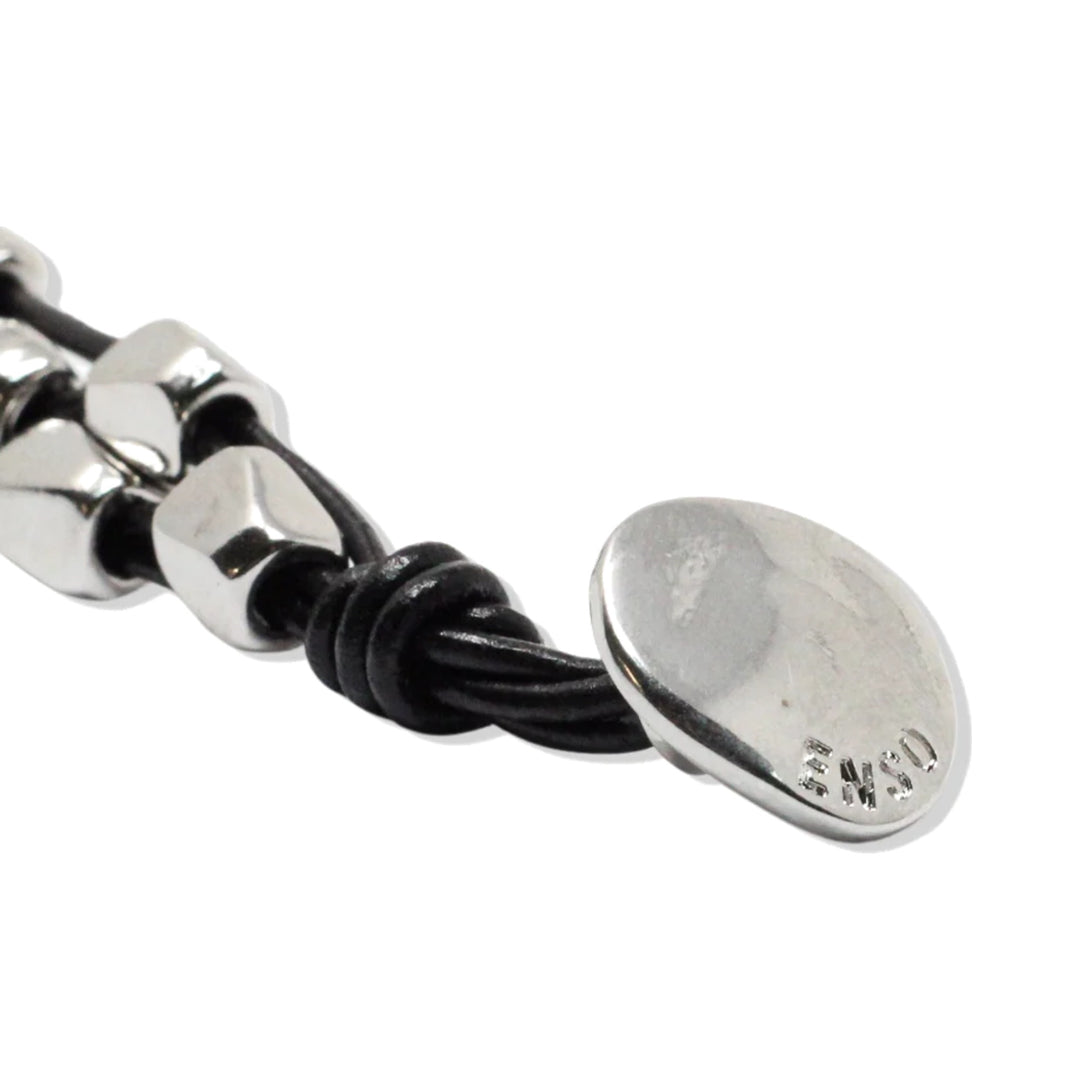 Pulsera de cuero y lava volcánica, detalle