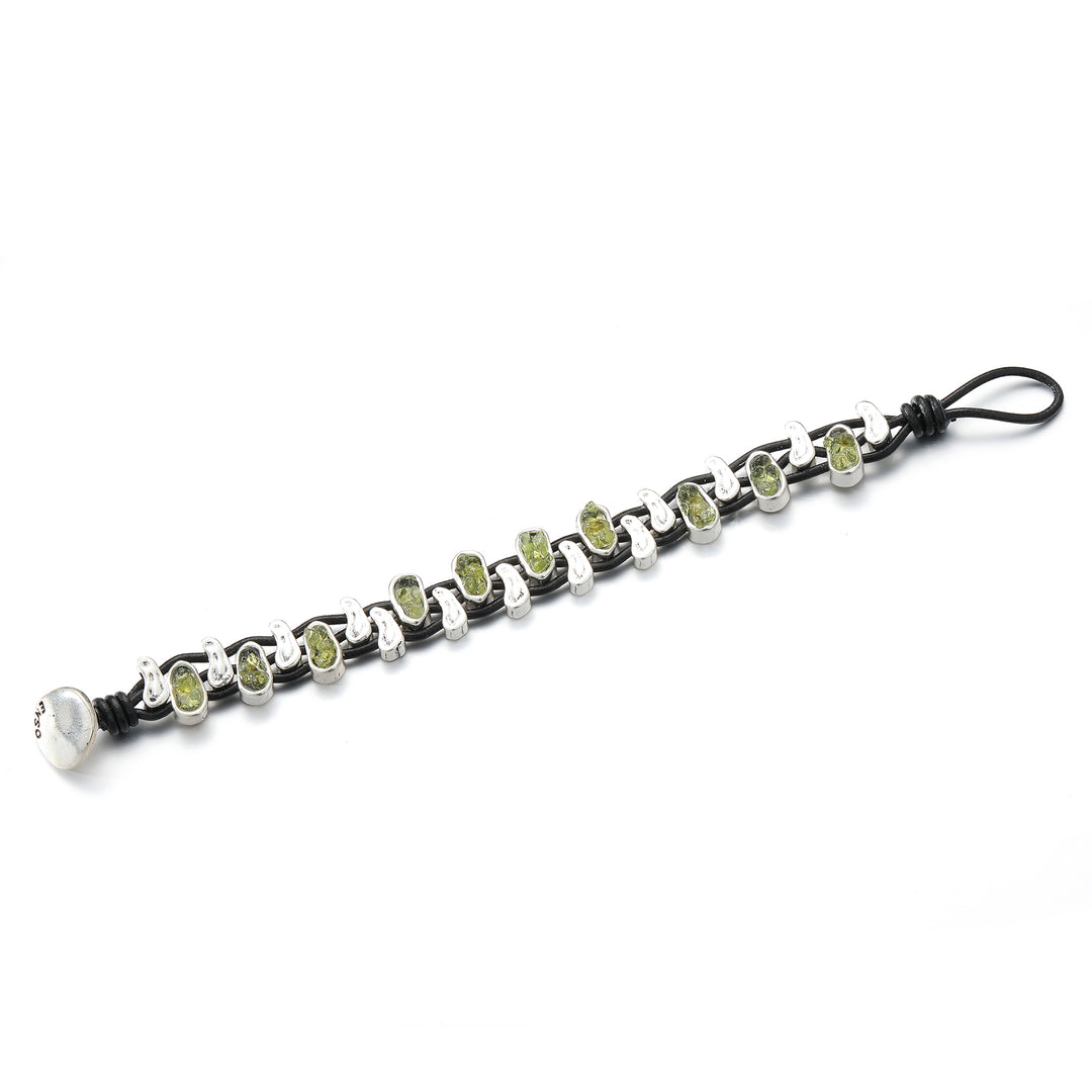Pulsera doble de olivina y cuero, detalle