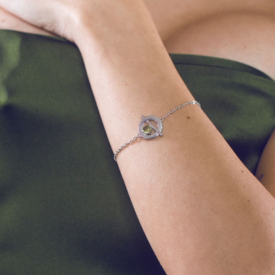 Pulsera de plata con olivina circular y barra