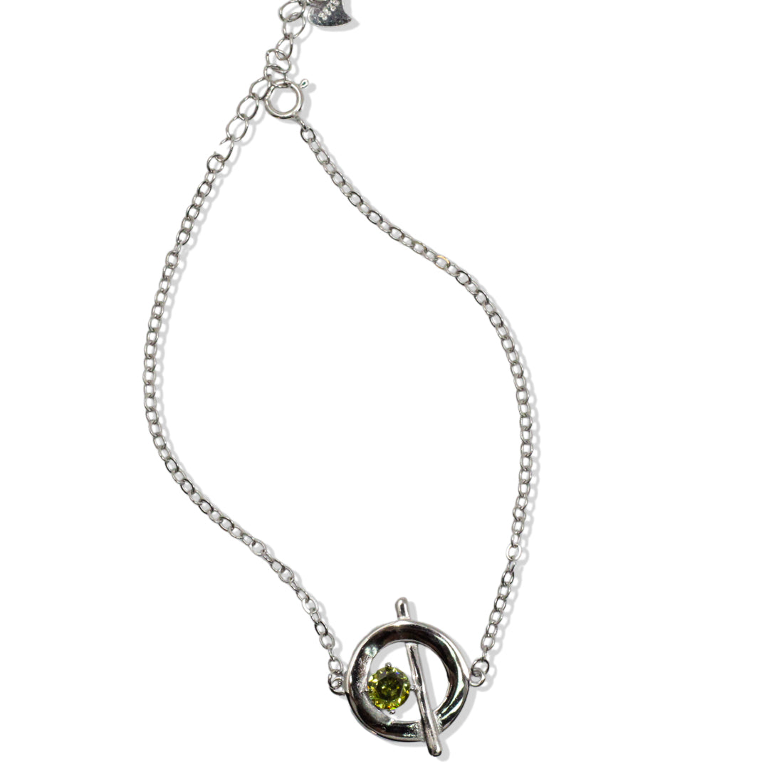 Pulsera de plata con olivina circular y barra, detalle