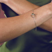 Pulsera de plata con doble círculo de olivina, otra vista