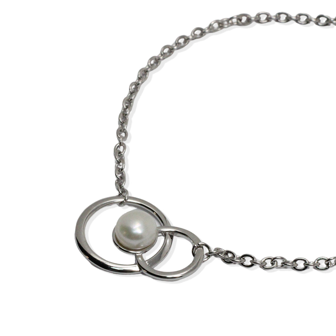 Pulsera de plata con doble círculo y perla, otra vista